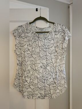 NWOT Orvis White Leaf-Print Cap Sleeve Top